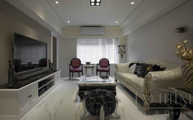客廳空間透過具美式新古典語彙的家具與陳設，擘劃開敞而優雅的廳區空間。